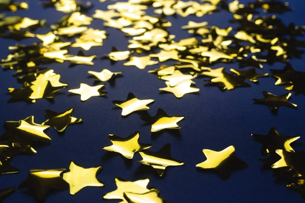 Confetti stars on blue, koncepcja wakacji i gratulacje — Zdjęcie stockowe