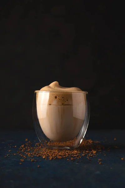 Dalgona kopi di rumah minuman yang indah disajikan di warung kopi. — Stok Foto