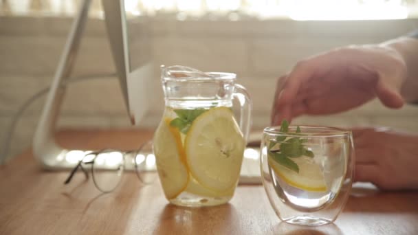 Zu Hause am Computer arbeiten. Gesundheitswesen und Wasserhaushalt. — Stockvideo