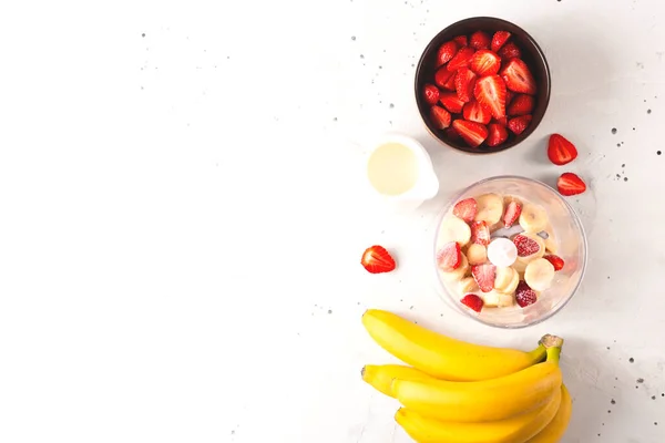 Gezonde banaan, aardbeien en melk smoothie blender ontbijt. — Stockfoto