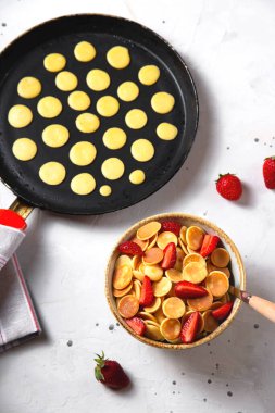 Mısır gevreği krepleri ev yapımı yaratıcı yemekler.