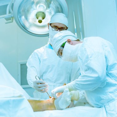 Doktorlar bir hastanın ameliyat