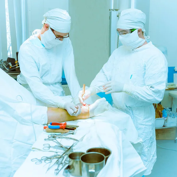 Doktorlar bir hastanın ameliyat