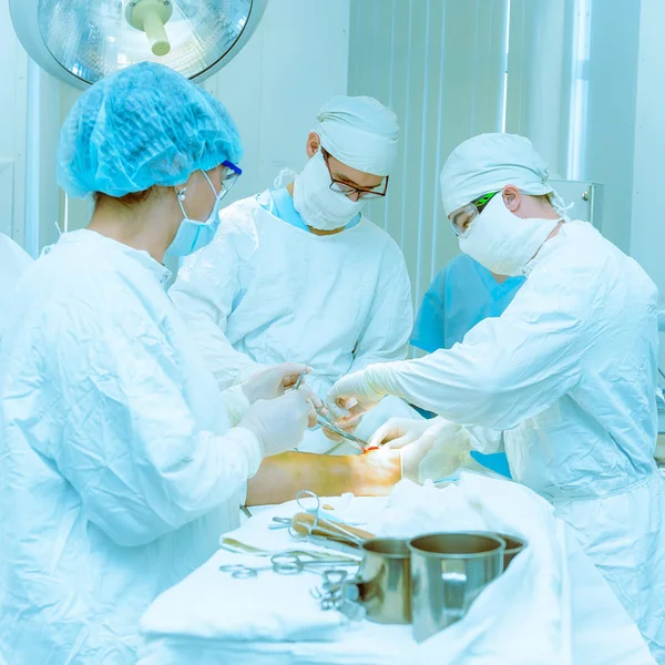 Doktorlar bir hastanın ameliyat