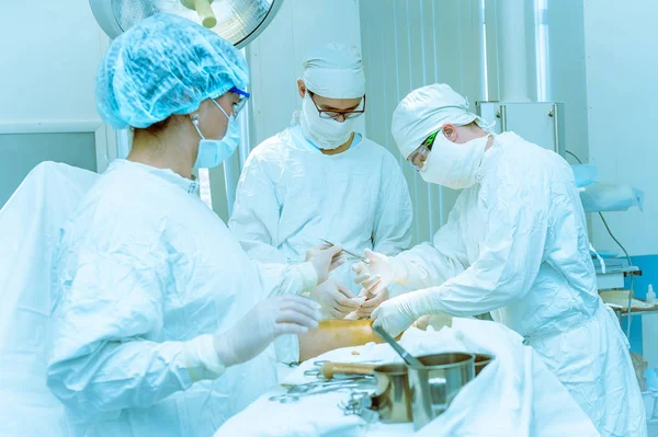 Medici operare su un paziente — Foto Stock