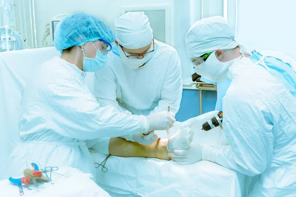 Doktorlar bir hastanın ameliyat