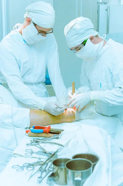 Los médicos operan a un paciente —  Fotos de Stock