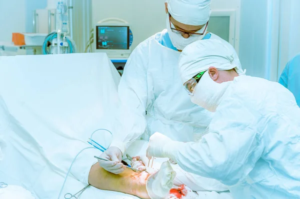 Doktorlar bir hastanın ameliyat