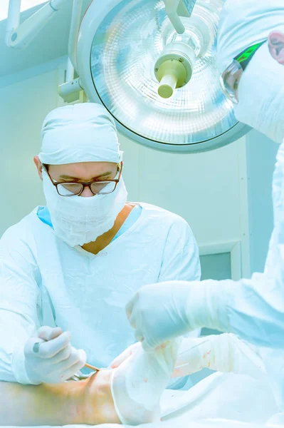 Doktorlar bir hastanın ameliyat