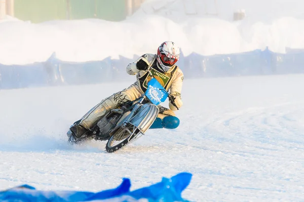 The semi-finals of the Russian championship in Ufa on a speedway  the ice in December 2016 — Stock Photo, Image