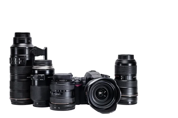 Beyaz arka plan aksesuarı ile profesyonel bir fotoğrafçı fikri