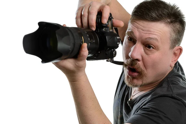 Fotógrafo de retrato com uma câmera em um fundo isolado — Fotografia de Stock