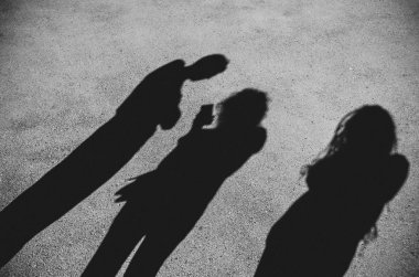 İnsanlar kaldırımda siyah beyaz gölgeleri
