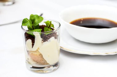 Dondurma bir cam ile hafif bir arka plan üzerinde yeşil bir yaprak