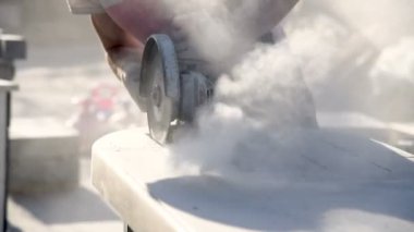 işçi ile açı değirmeni