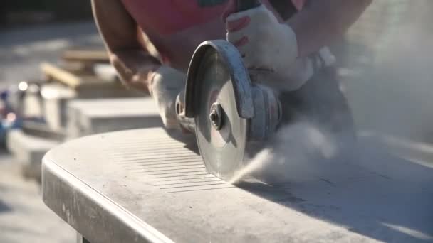 工人用角磨机 — 图库视频影像