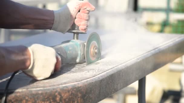 Worker with angle grinder — Stock Video