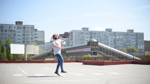 Cara com dreadlocks — Vídeo de Stock