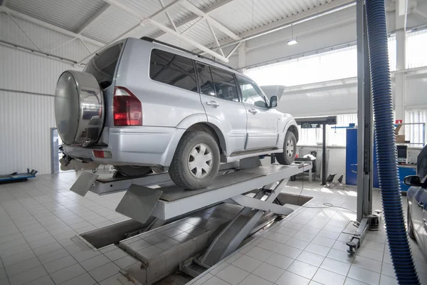 Car Wheel Alignment Lift Auto Service Diagnosis Chassis Car Raised — Stock Photo, Image