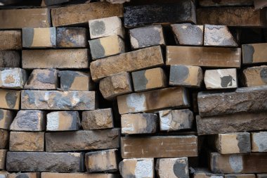 Binanın yıkılmasından sonra üst üste yığılmış bej tuğla is ve beton yığını