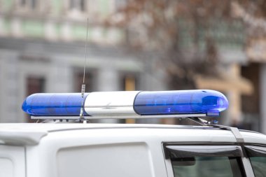 mavi yanıp sönen bir polis arabası feneri.