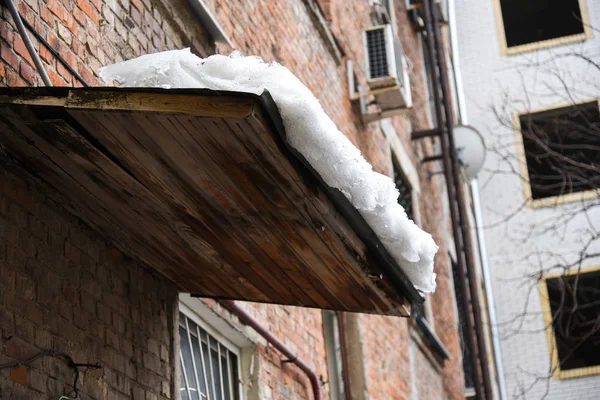 Снежные Заносы Крыше После Снегопада Зимой Деревянном Козырьке Старого Кирпичного — стоковое фото