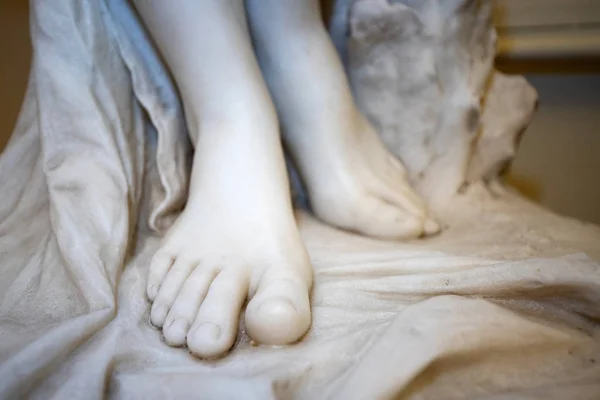 Beautiful female fingers of an old white marble sculpture — ストック写真