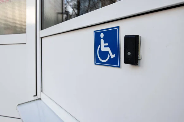 Blue sign with a wheelchair and a call button for staff to help move the disabled and people with disabilities — Stock Photo, Image