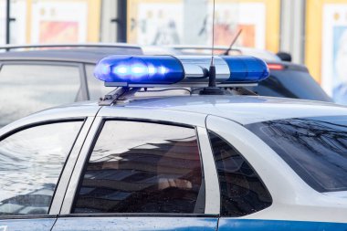 Beyaz bir polis arabasının mavi feneri