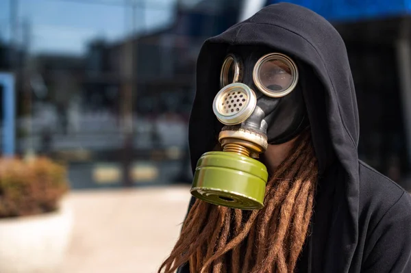 Portrait Girl Dreadlocks Gas Mask Black Hood Poor Environmental Conditions — Stock Photo, Image