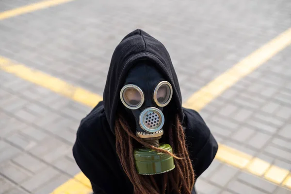 Κάτοψη Ενός Κοριτσιού Ράστα Μάσκα Αερίου Και Μαύρη Κουκούλα Αναπνευστική — Φωτογραφία Αρχείου