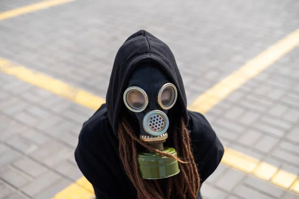 Vista Dall Alto Una Ragazza Con Dreadlocks Una Maschera Antigas — Foto Stock