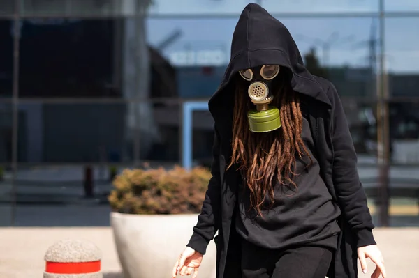 Girl Goes Gas Mask Girl Dreadlocks Black Clothes Viral Epidemic — Stock Photo, Image