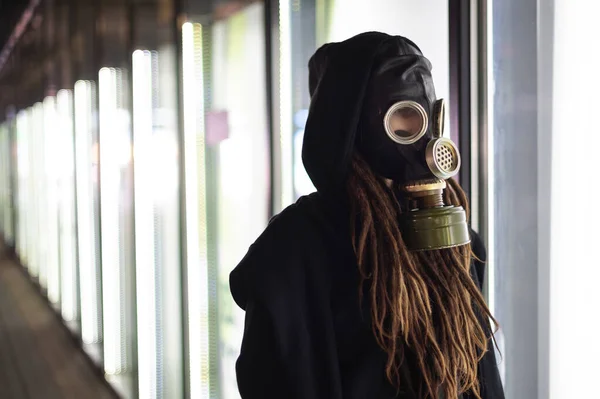 Gadis Dengan Rambut Gimbal Dengan Masker Gas Dan Kerudung Hitam — Stok Foto