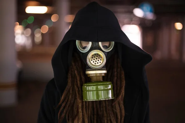 Chica Con Rastas Una Máscara Gas Manto Negro Aire Contaminado — Foto de Stock