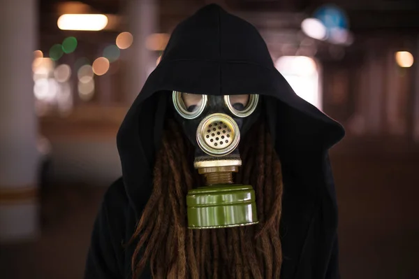 Ragazza Con Dreadlocks Una Maschera Antigas Mantello Nero Aria Contaminata — Foto Stock