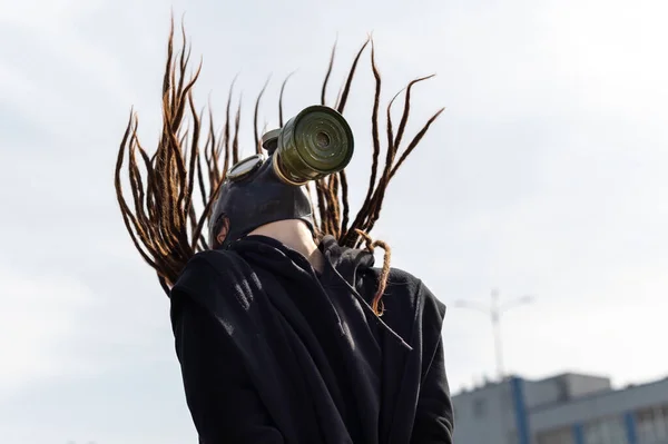 Fille Dans Masque Gaz Avec Dreadlocks Volant Agite Tête Monde — Photo