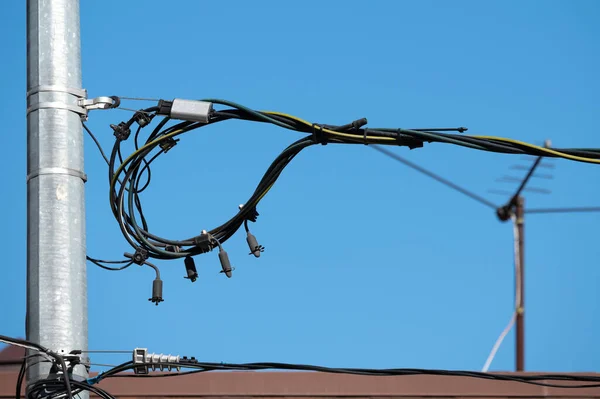 Strom Und Internetkabel Einem Straßenpfosten Kommunikation Kabelfernsehen Und Antennen Gegen — Stockfoto