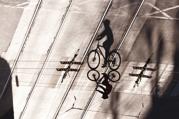 Σκιά Ποδηλάτη Δρόμο Ράγες Τραμ Ένας Άντρας Κάνει Ποδήλατο Στο — Φωτογραφία Αρχείου