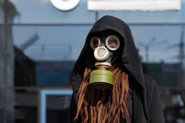 Gadis Dengan Rambut Gimbal Dengan Mantel Hitam Dan Masker Gas — Stok Foto