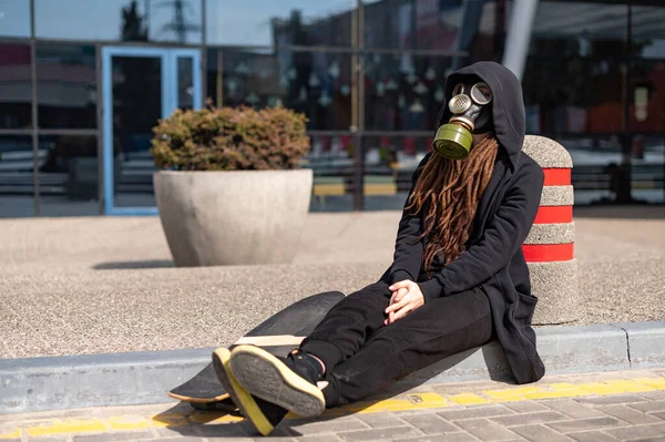 Girl Dreadlocks Black Mantle Gas Mask Sits Sidewalk Respiratory Protection — Stock Photo, Image