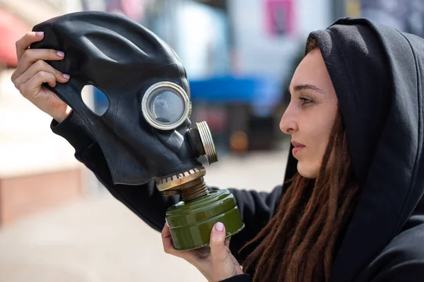 Girl Dreadlocks Black Mantle Examines Gas Mask Memories War Viral — Stock Photo, Image
