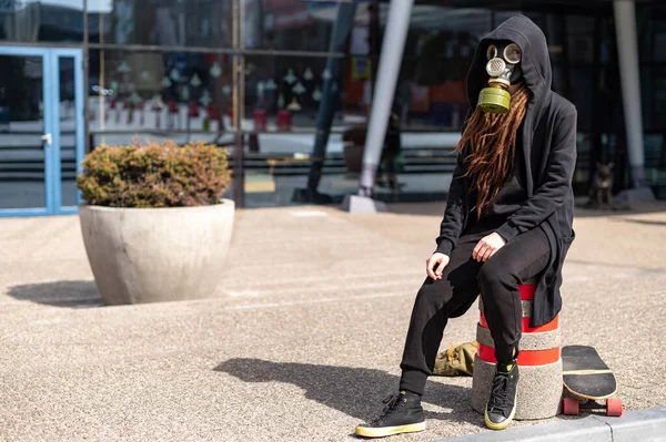 Girl Dreadlocks Gas Mask Black Mantle Skateboard Air Pollution Factories — Stock Photo, Image
