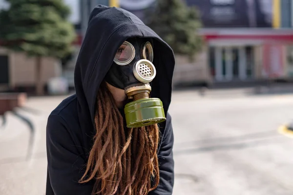 Portrait Girl Dreadlocks Gas Mask Black Mantle Viral Respiratory Infection — Stock Photo, Image