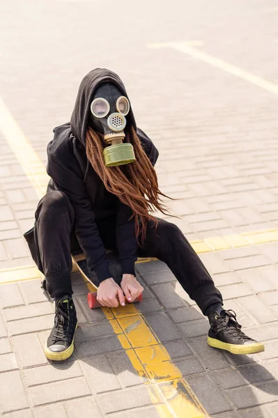 Ragazza Maschera Antigas Cappuccio Nero Siede Uno Skateboard Solitudine Nell — Foto Stock