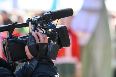 Videograf, profesyonel bir video kamera üzerine bir rapor çekiyor. Olay yerinden canlı yayın. Olayların kapsamı. gazeteci kamera operatörü