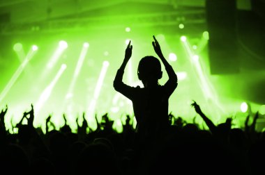 Sahnenin önünde alkışlayan bir kalabalığın silueti. Müzik festivali afişi. Yaklaşan gösterinin afişi.