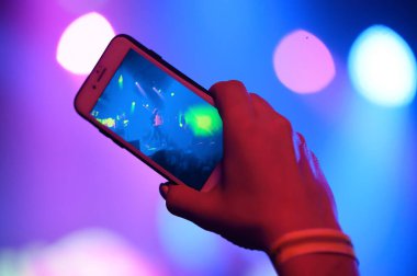 Bir müzik konserinde kalabalıktan gelen akıllı telefonla. Festivalde kayıt videoları. Gece kulübünde parti.