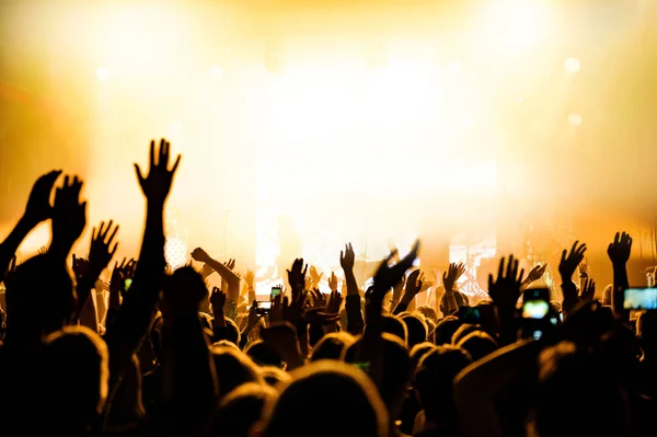 Χαρούμενο Πλήθος Σηκωμένα Χέρια Μπροστά Στη Σκηνή Μουσική Συναυλία Ενός — Φωτογραφία Αρχείου
