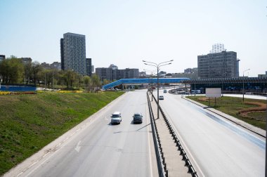 Şehir yolu ve kaldırım köprüsü manzarası. İyi korunmuş kentsel alan. Salgın sırasında boş sokaklar ve yollar
